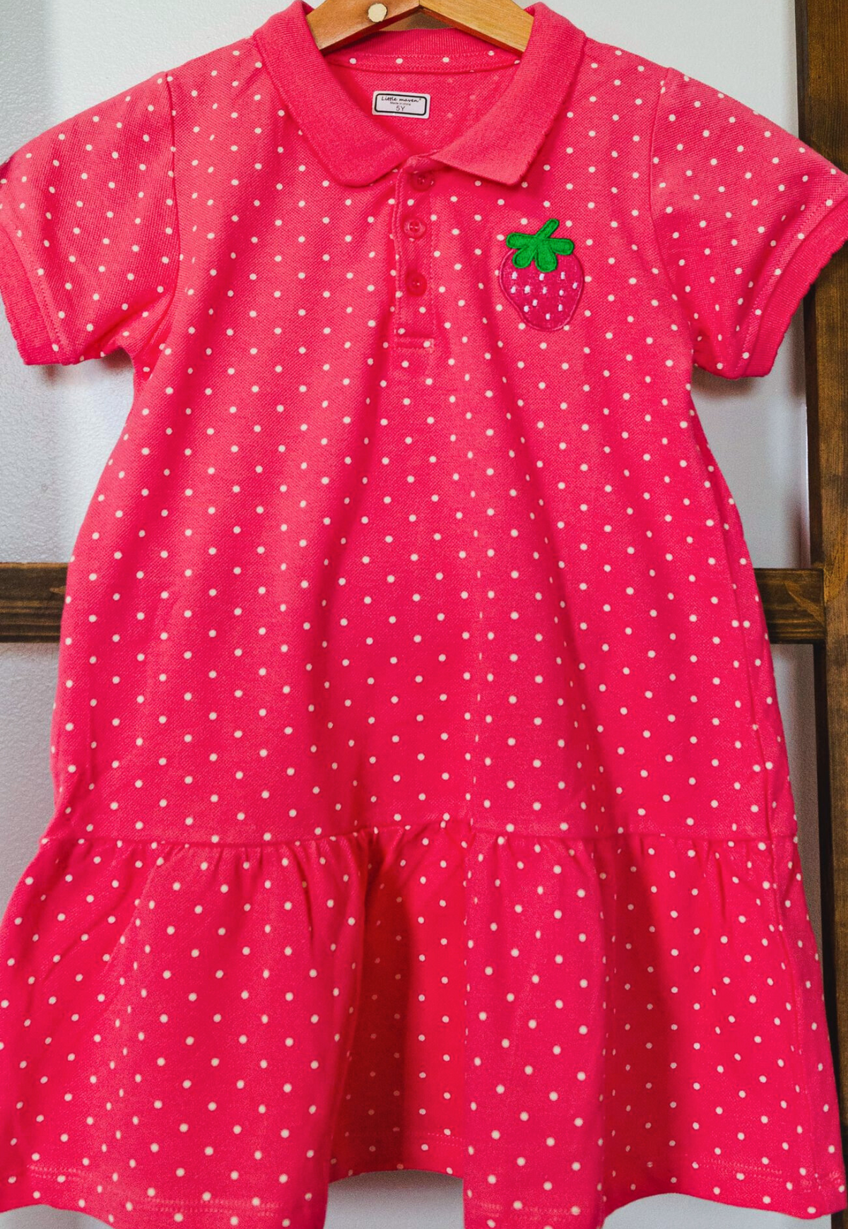 Beerenfarbenes Polokleid mit Polka Dots